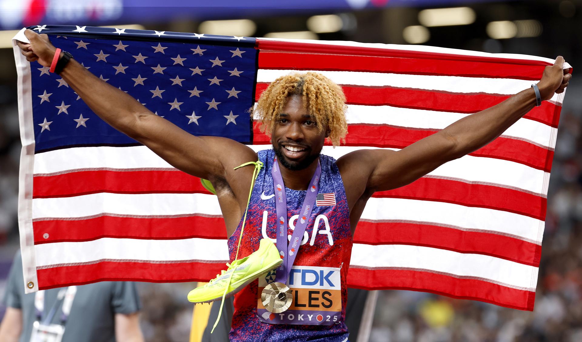 El estadounidense Noah Lyles se reivindicó este viernes en Tokio en los 200 metros lisos como el gran dominador de la distancia con su cuarto oro mundial consecutivo. EFE/EPA/FRANCK ROBICHON
