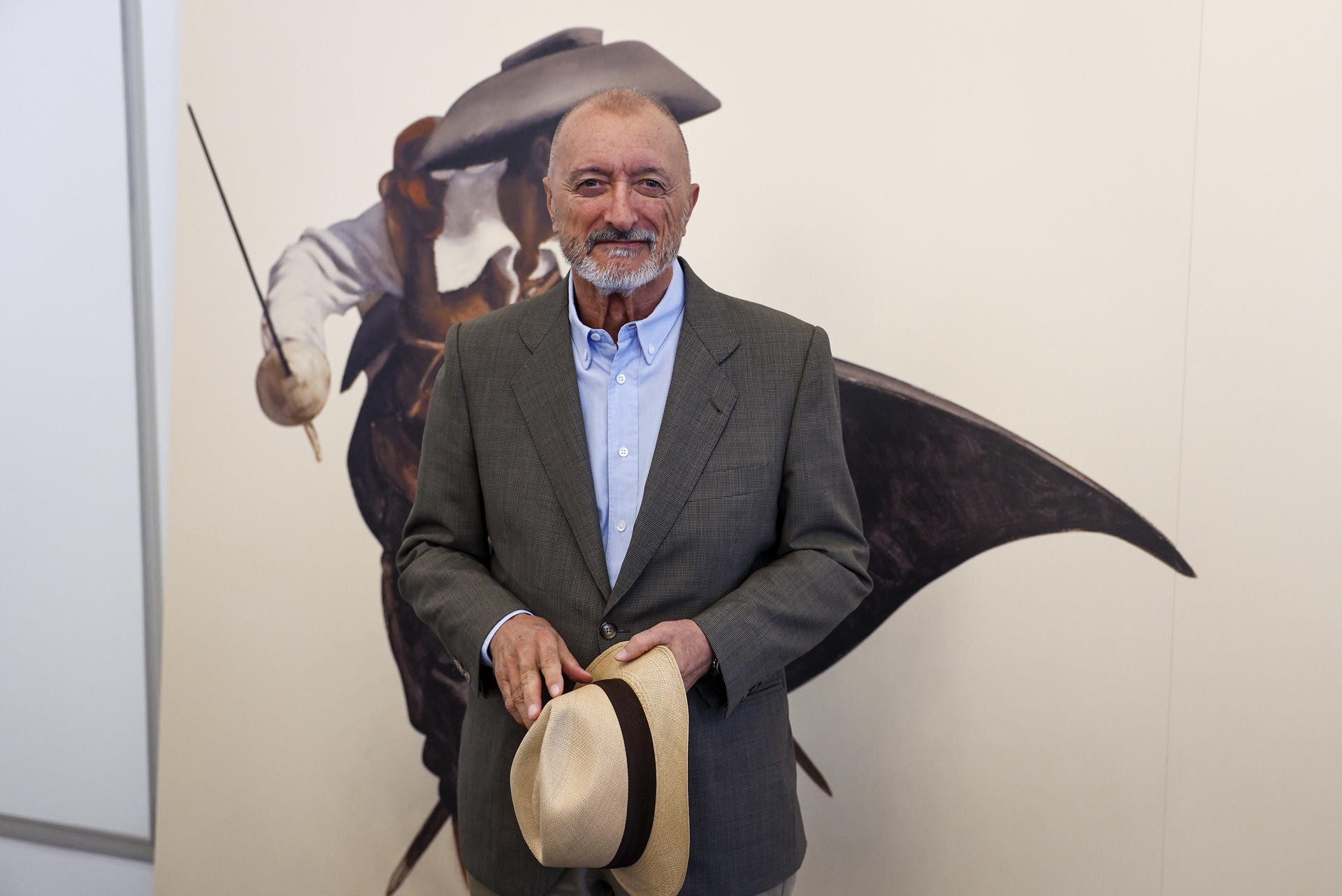 El escritor Arturo Pérez-Reverte, este martes duarnte la presentación de su nueva novela sobre el capitán Alatriste, 'Misión en París', coincidiendo con el 30 aniversario de la saga con la que se adentró en el Siglo de Oro español, y que, traducida a más de 40 idiomas, ha vendido más de cuatro millones ejemplares solo en España.-EFE/ Rodrigo Jiménez