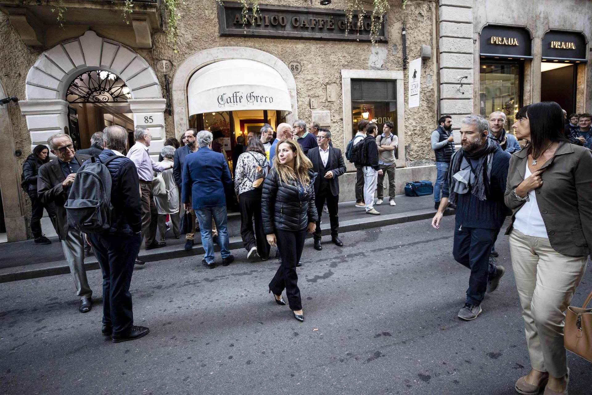 Imagen de varias personas en la puerta del histórico Antico Caffe Greco en Via dei Condotti, en Roma, en una imagen del 22 de octubre de 2019. EFE/EPA/Massimo Percossi