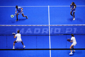 Las jugadoras Delfi Brea/Gemma Triay (arriba) vs Claudia Fernández/Bea González (abajo) durante la Final femenina del IV torneo internacional Premier Pádel P1, este domingo en el Movistar Arena de Madrid. EFE/Borja Sanchez-trillo