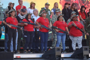 Milicianas condecoradas por Venezuela sostienen armas durante un ejercicio militar este martes, en Caracas. EFE/ Miguel Gutiérrez