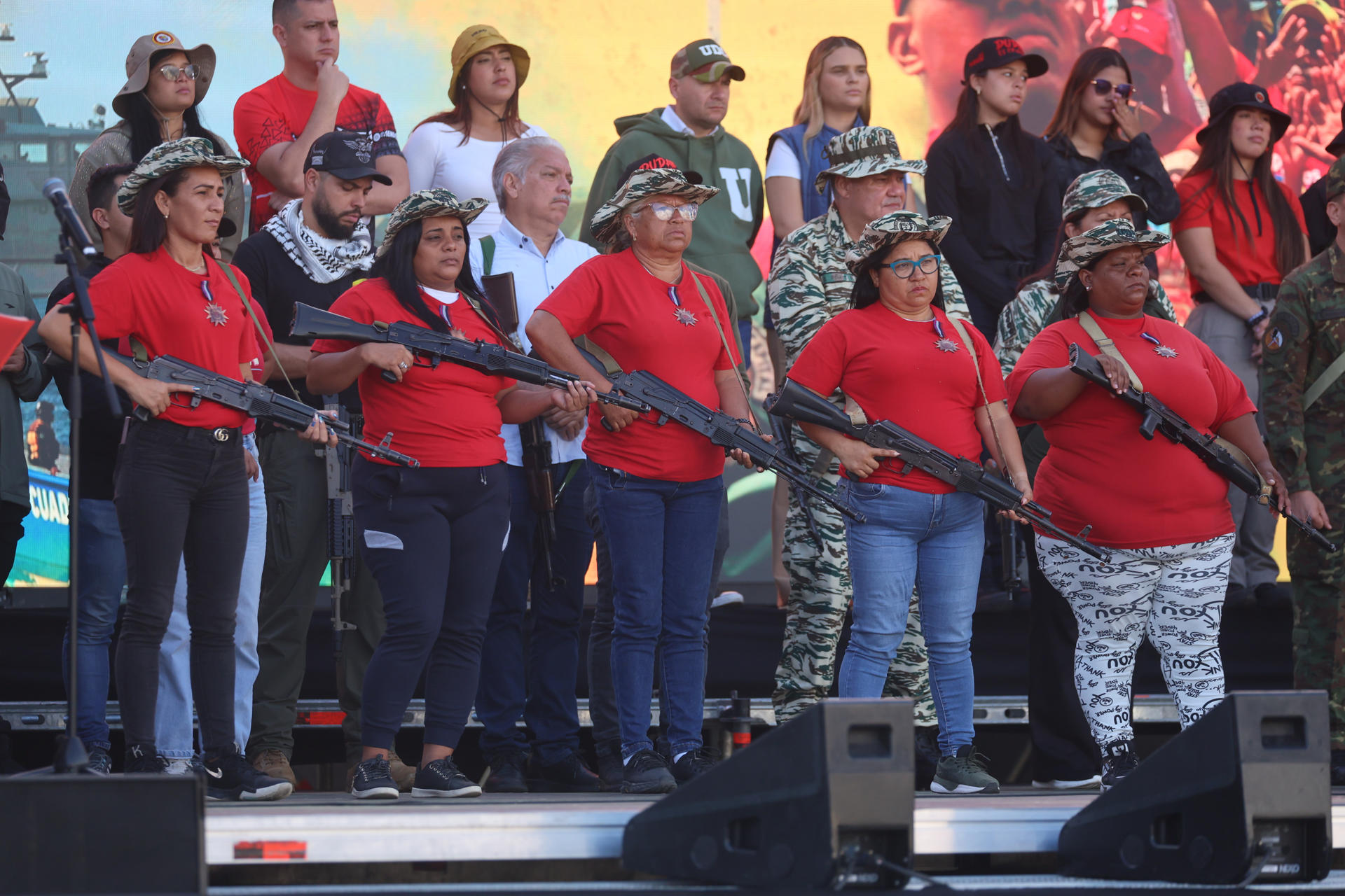 Milicianas condecoradas por Venezuela sostienen armas durante un ejercicio militar este martes, en Caracas. EFE/ Miguel Gutiérrez