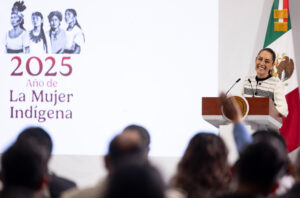Fotografía cedida por la Presidencia de México, de la mandataria Claudia Sheinbaum, hablando durante una rueda de prensa este viernes en el Palacio Nacional de la Ciudad de México (México). EFE/Presidencia de México/SOLO USO EDITORIAL/NO VENTAS/SOLO DISPONIBLE PARA ILUSTRAR LA NOTICIA QUE ACOMPAÑA(CRÉDITO OBLIGATORIO)