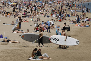 Cientos de personas en la playa de Las Arenas de Valencia, durante el pasado Jueves Santo. EFE/ Ana Escobar/Archivo