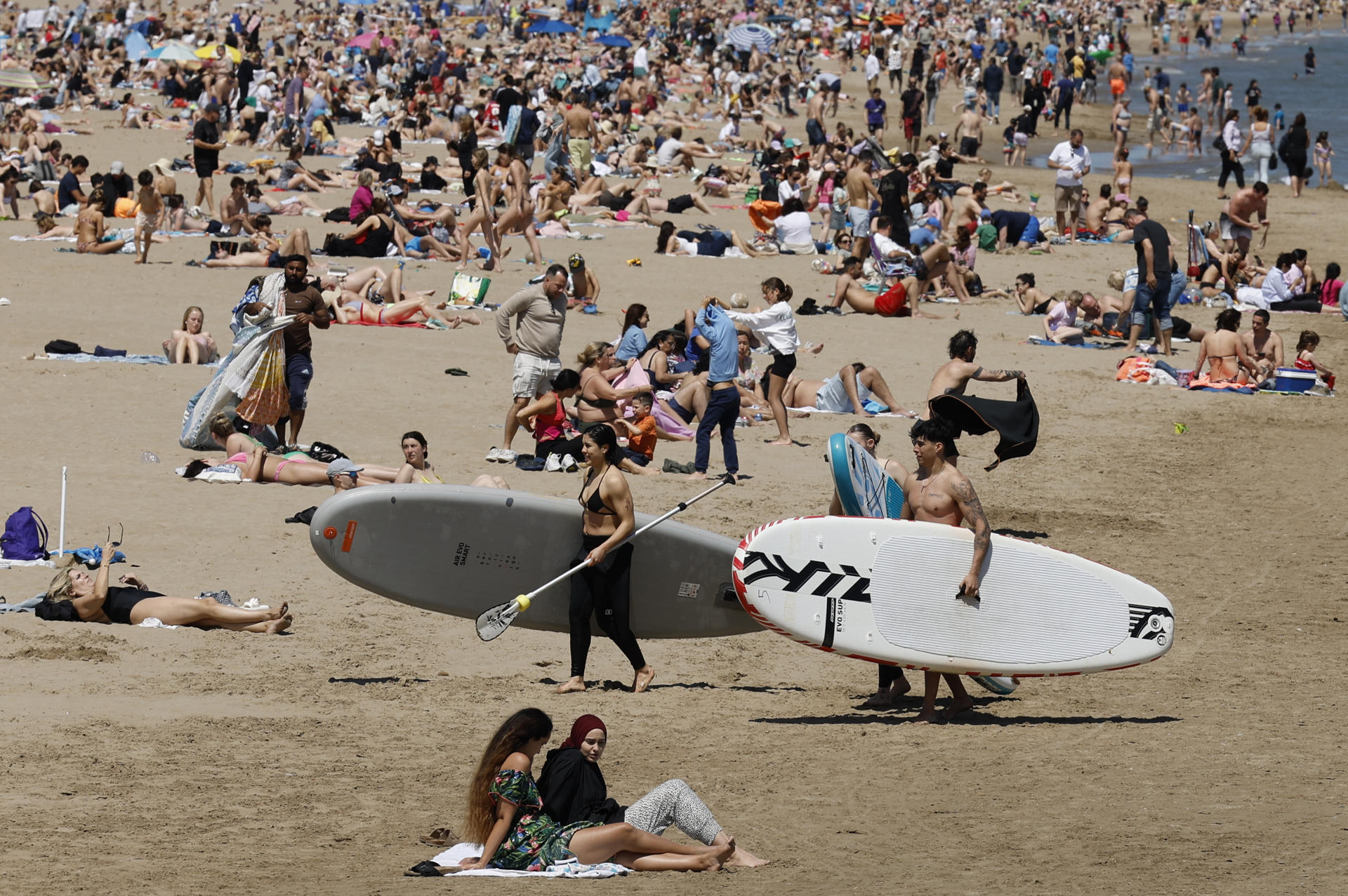 Cientos de personas en la playa de Las Arenas de Valencia, durante el pasado Jueves Santo. EFE/ Ana Escobar/Archivo