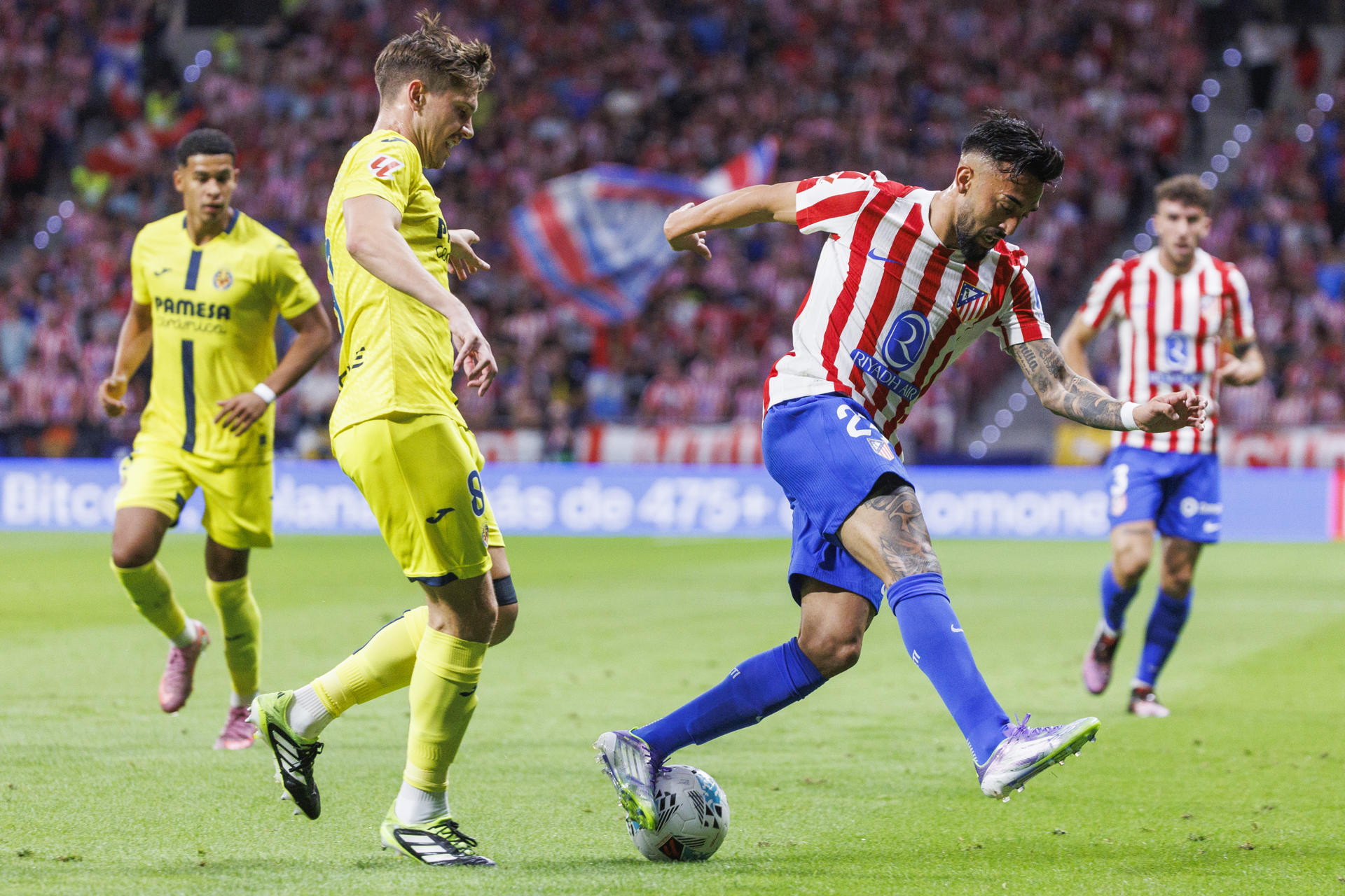 El centrocampista del Atlético de Madrid Nicolás González y el defensa del Villarreal Juan Foyth, durante el partido de la jornada 4 de LaLiga de fútbol que Atlético de Madrid y Villarreal CF disputan en el estadio Metropolitano. EFE/Sergio Pérez
