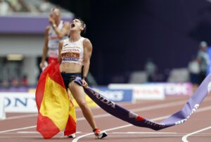 María Pérez, tras cruzar en primer lugar la meta en los 35 km marcha de los Mundiales de Atletismo de Tokio 2025. EFE/EPA/FRANCK ROBICHON