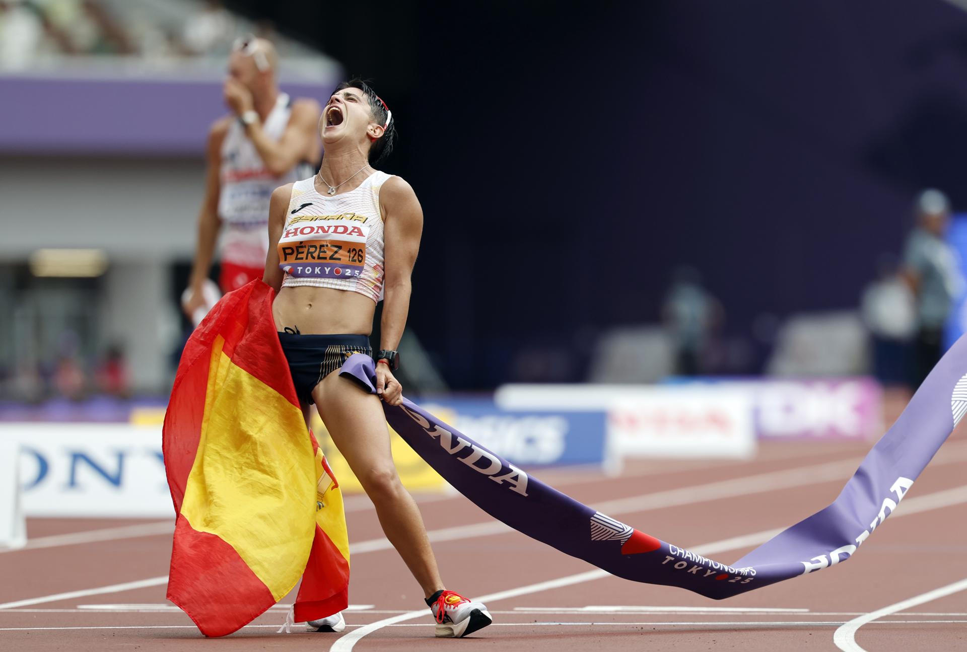 María Pérez, tras cruzar en primer lugar la meta en los 35 km marcha de los Mundiales de Atletismo de Tokio 2025. EFE/EPA/FRANCK ROBICHON