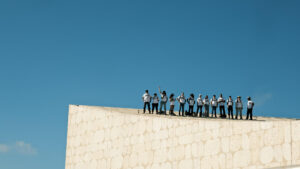 Manifestantes israelíes se subieron este miércoles, 3 de septiembre de 2025, al techo de la Biblioteca Nacional de Israel, en Jerusalén, para pedir el fin de la guerra en Gaza y la vuelta de los rehenes cautivos allí. Las protestas forman parte de un 'Día de disrupción' convocado por familiares de los rehenes en Gaza. EFE/Adar Eyal/Movimiento de Protesta Prodemocracia Israelí***SOLO USO EDITORIAL/SOLO DISPONIBLE PARA ILUSTRAR LA NOTICIA QUE ACOMPAÑA (CRÉDITO OBLIGATORIO)***