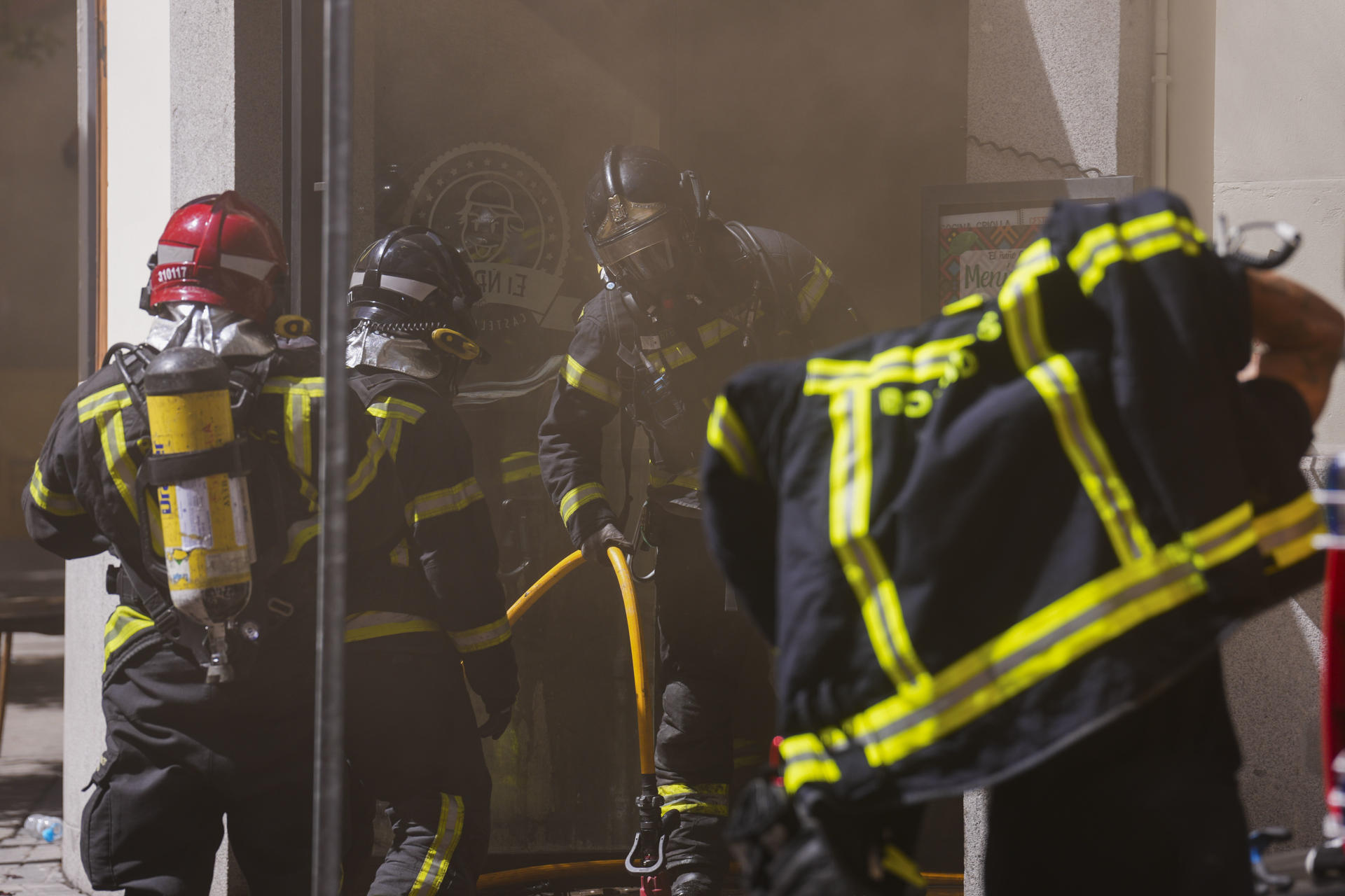 Nueve bomberos han resultado heridos, dos de ellos graves, mientras sofocaban un incendio declarado en una cocina de un restaurante en el distrito madrileño de Chamberí. Según han informado a EFE fuentes de Emergencias Madrid, el fuego se ha iniciado sobre las 13 horas en la cocina de un restaurante situado en el número 1 de la calle de Amador de los Ríos y ha provocado una gran cantidad de humo y calorías en el interior del local. EFE/Borja Sanchez-Trillo
