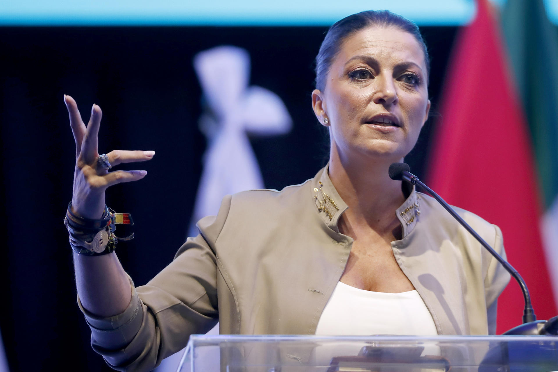 La exdiputada de Vox y presidenta de la fundación Igualdad Iberoamericana, Macarena Olona, habla durante un encuentro sobre derechos humanos este miércoles, en Nuevo Cuscatlán (El Salvador). EFE/ Rodrigo Sura