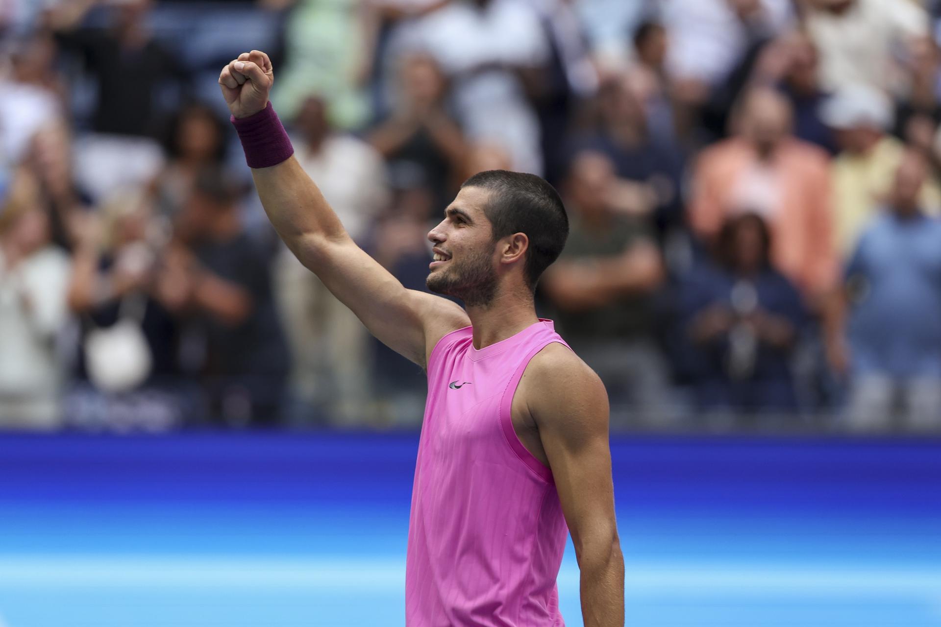 El tenista español Carlos Alcaraz reacciona tras ganar su partido contra Novak Djokovic, de Serbia, durante las semifinales del Abierto de Tenis de EE. UU., en el Centro Nacional de Tenis Billie Jean King de la USTA en Flushing Meadows, este viernes, en Nueva York (Estados Unidos). EFE/ Sarah Yenesel