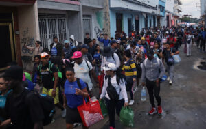 Personas caminan en una caravana migratoria con destino a Estados Unidos, en el municipio de Tapachula, estado de Chiapas (México). Imagen de archivo. EFE/ Juan Manuel Blanco