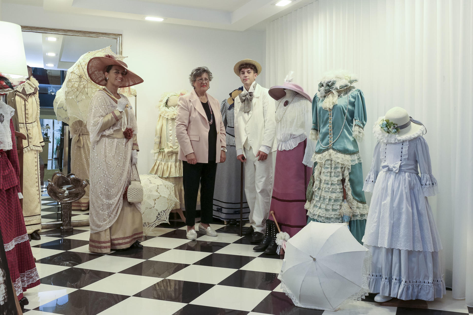 Torrelavega (Cantabria), 06/09/2025.- Una exposición de trajes de finales del siglo XIX permite conectar la moda con la historia de una ciudad, Torrelavega, y de sus familias más representativas. EFE/Javier G. Paradelo