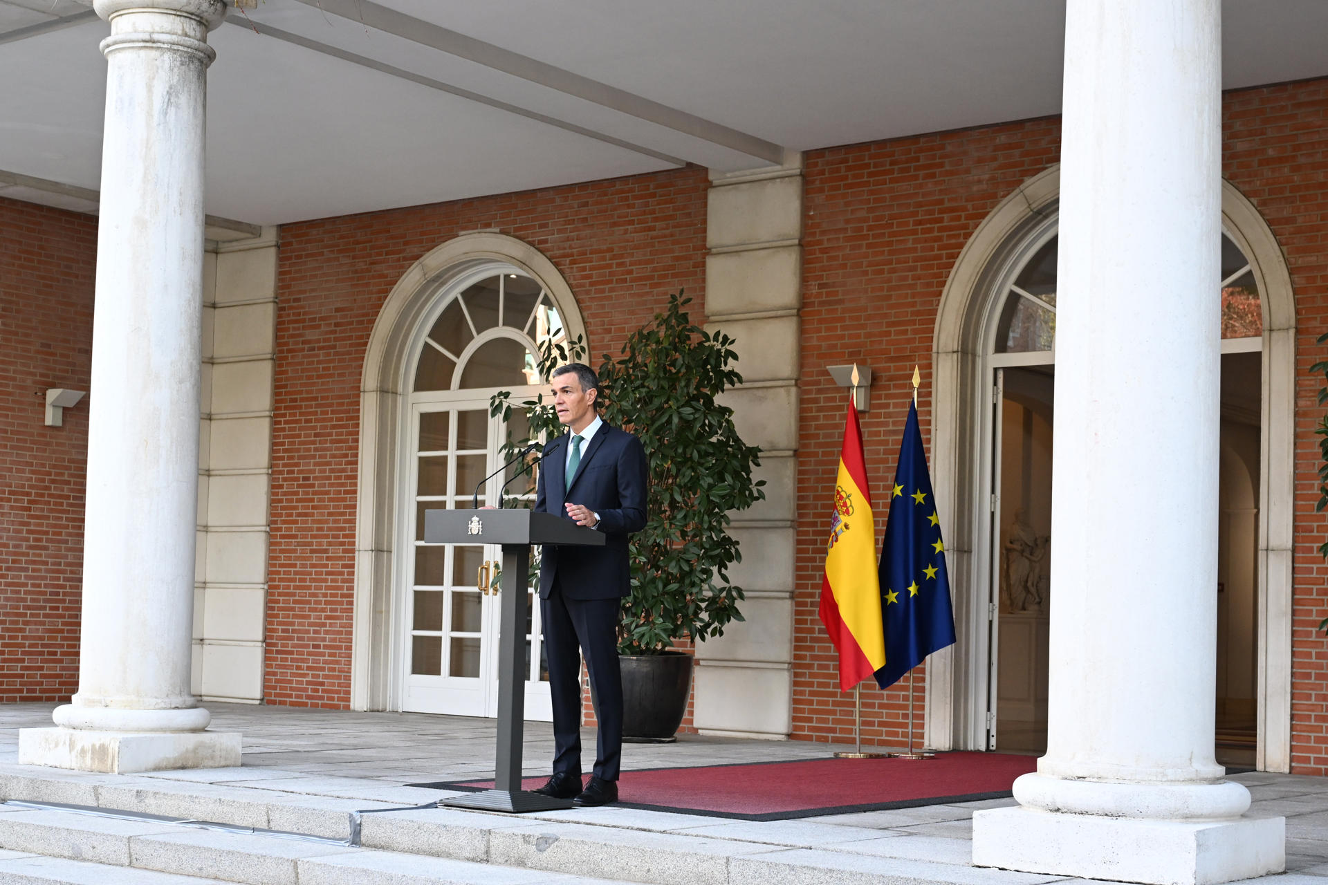 El presidente del Gobierno, Pedro Sánchez, durante su comparecencia este lunes en el Palacio de la Moncloa para anunciar nueve medidas contra Israel ante el "genocidio" en Gaza. EFE/Moncloa -SOLO USO EDITORIAL/SOLO DISPONIBLE PARA ILUSTRAR LA NOTICIA QUE ACOMPAÑA (CRÉDITO OBLIGATORIO)-