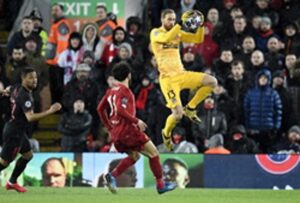 Oblak atrapa un balón ante Salah, el 11 de marzo de 2020 en Anfield. EFE/EPA/PETER POWELL