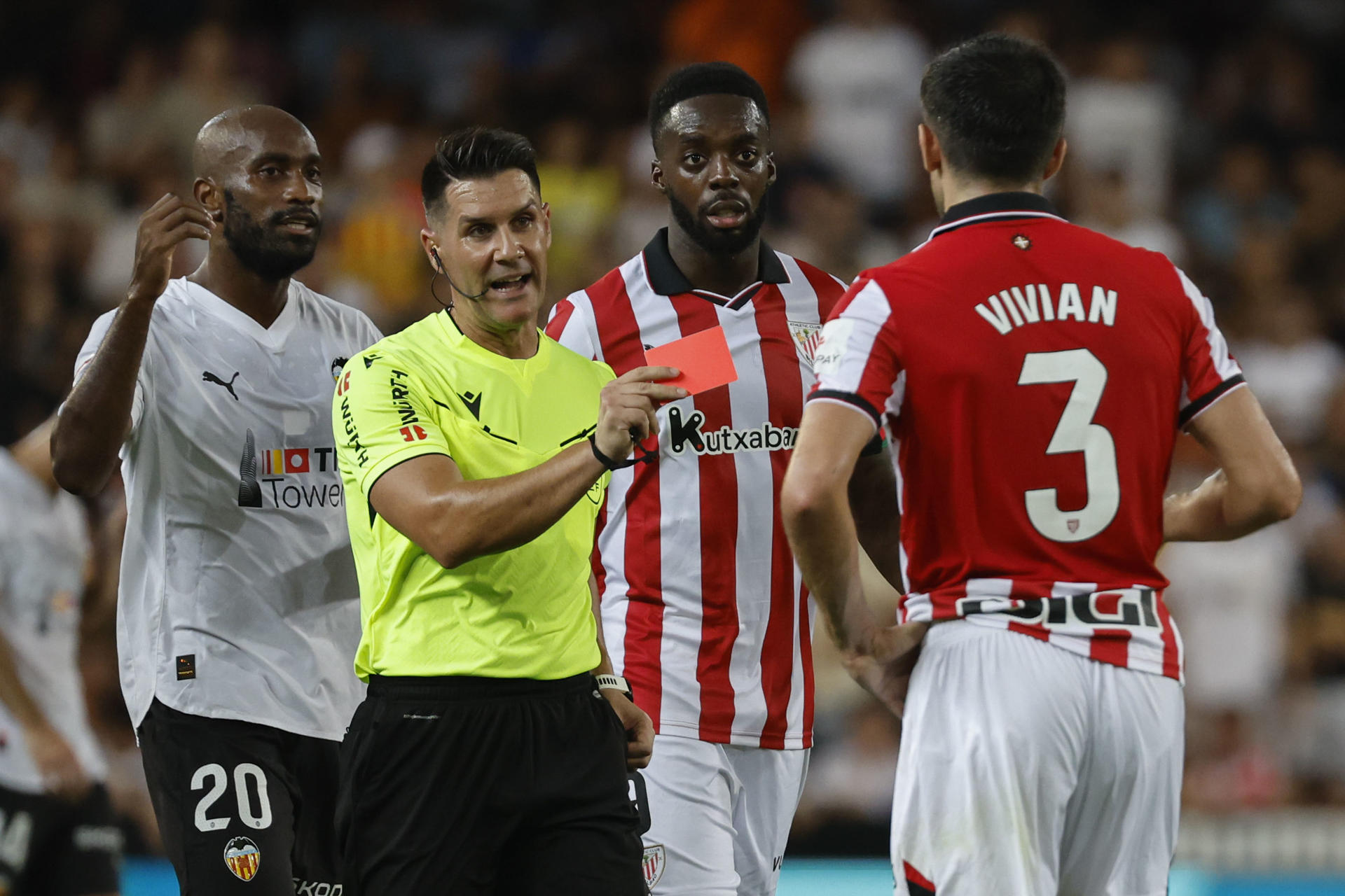 El defensa del Athletic Daniel Vivian (d) es expulsado por una entrada a Baptiste Santamaría, del Valencia, durante el partido de la quinta jornada de LaLiga que Valencia CF y Athletic de Bilbao disputaron en el estadio de Mestalla. EFE/Ana Escobar