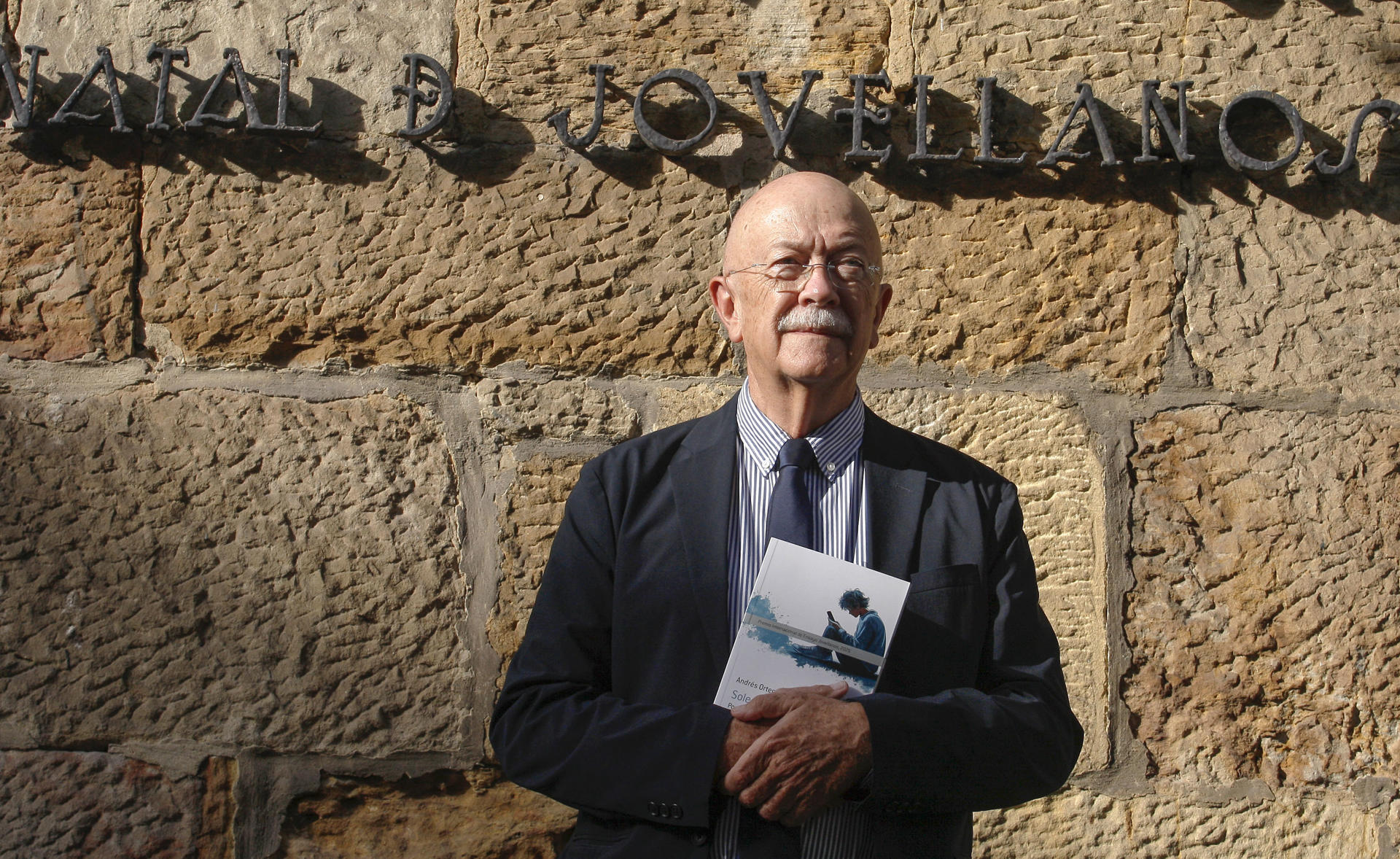El periodista y escritor Andrés Ortega, nieto del filósofo José Ortega y Gasset, durante la rueda de prensa que dio este jueves antes de recibir el XXXI Premio Internacional de Ensayo Jovellanos por su obra 'Soledad sin solitud'. EFE/Juan González