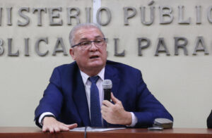 Fotografía de archivo del fiscal general de Paraguay, Emiliano Rolón, durante una rueda de prensa, en Asunción (Paraguay). EFE/Nina Osorio