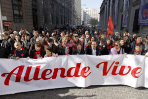 Personas sostienen un cartel durante la conmemoración de los 52 años del golpe de Estado este 11 de septiembre de 2025, frente al Palacio de La Moneda, en Santiago (Chile). EFE/ Elvis González