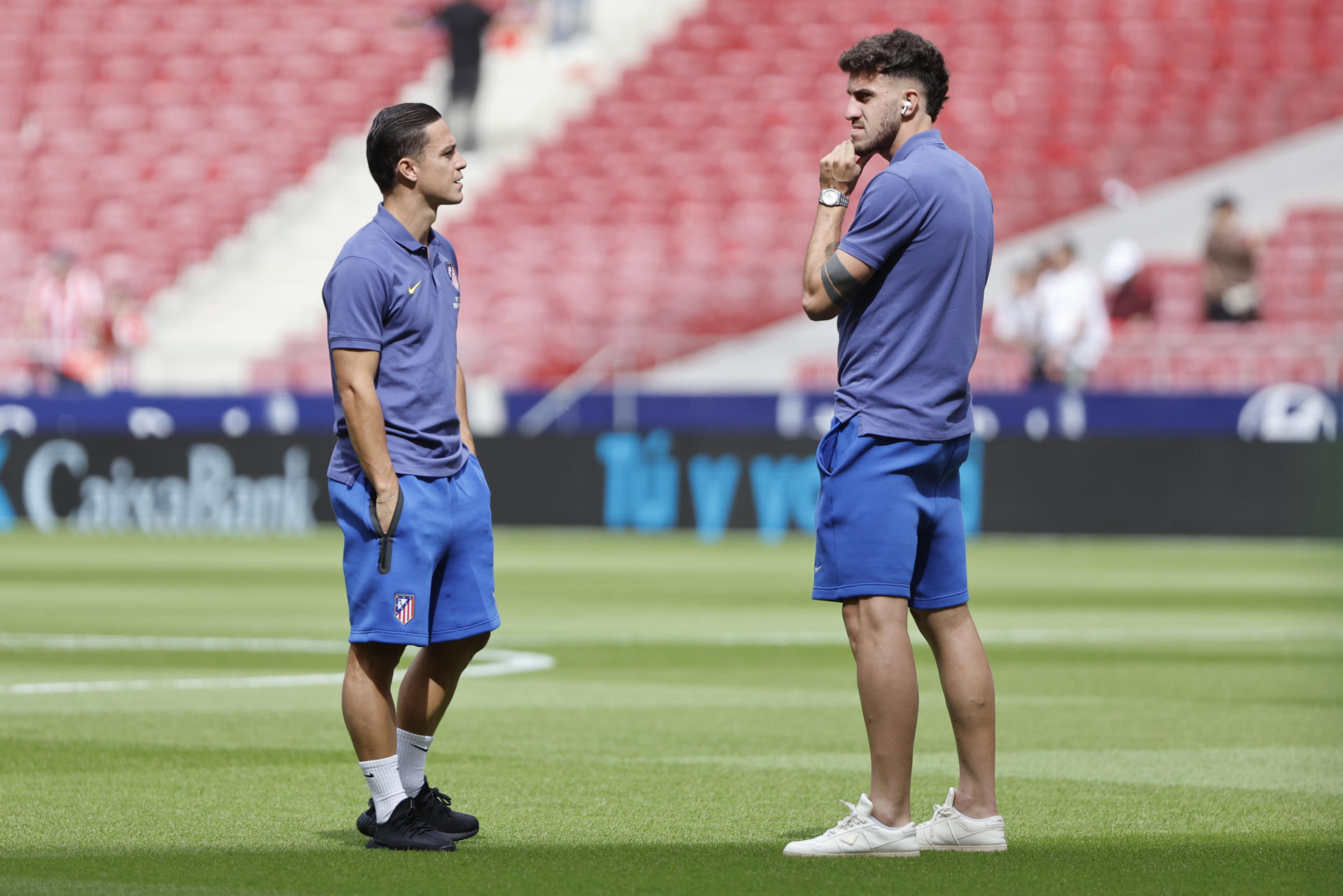 Los jugadores del Atlético de Madrid Giacomo Raspadori (i) y Matte Ruggeri, antes del inicio del partido de liga entre el Real Madrid y el Atlético de Madrid que se disputa en el estadio Riyadh Air Metropolitano este sábado. EFE/ Sergio Pérez