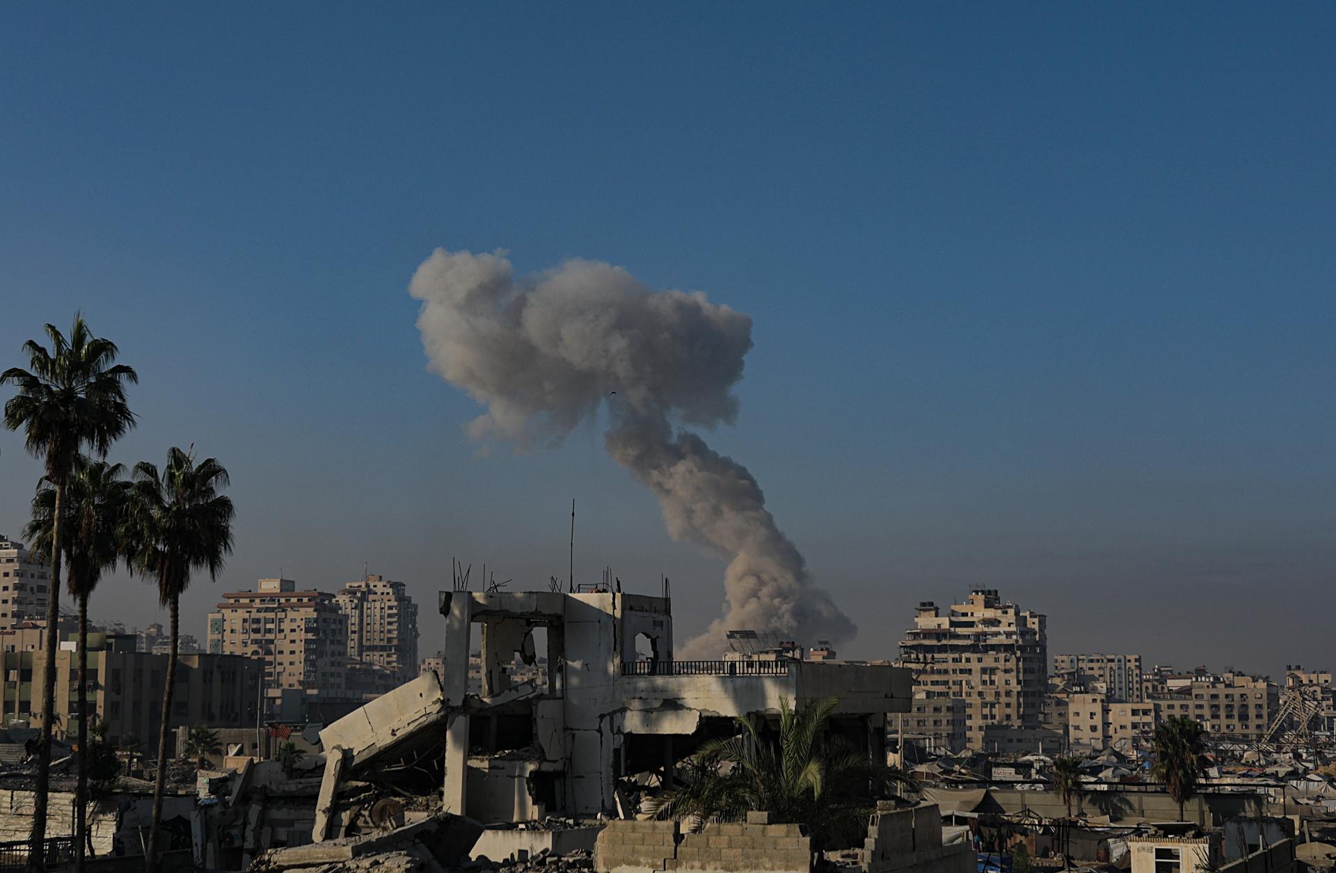 Humo que se eleva tras un ataque aéreo israelí en Ciudad de Gaza, Franja de Gaza, 14 de septiembre de 2025.
EFE/EPA/MOHAMMED SABER