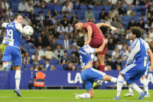 El delantero del Valencia Hugo Duro (c-d) remata de cabeza para marcar su gol, durante el encuentro correspondiente a la sexta jornada de LaLiga EA Sports disputado entre RCD Espanyol y Valencia CF en el RCDE Stadium, en Cornellá (Barcelona). EFE/Enric Fontcuberta