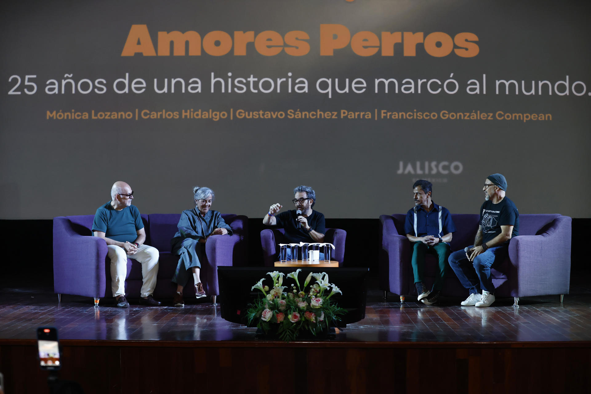 De izquierda a derecha, el productor Carlos Hidalgo; la productora Mónica Lozano; el director de Filma Jalisco, Alejandro Tabares; el actor Gustavo Sánchez Parra, y el asistente de director Francisco González, hablan durante el master class '25 Años de Amores Perros' este sábado, en la Universidad de Guadalajara, en Puerto Vallarta (México). EFE/ Francisco Guasco