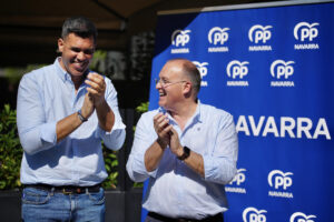 El secretario general del PP, Miguel Tellado (d), junto al presidente del PP en Navarra, Javier García (i), durante la apertura del curso político en Pamplona, este sábado. EFE/ David Mudarra/Partido Popular SOLO USO EDITORIAL/SOLO DISPONIBLE PARA ILUSTRAR LA NOTICIA QUE ACOMPAÑA (CRÉDITO OBLIGATORIO)