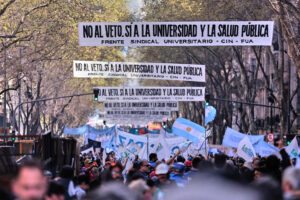 Personas se manifiestan en defensa de la educación pública superior y la salud pediátrica este miércoles, en Buenos Aires (Argentina). EFE/ STR