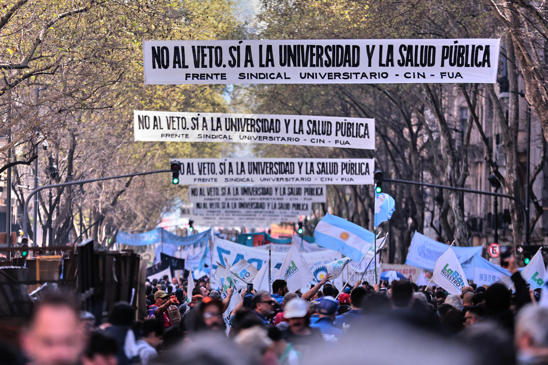 Personas se manifiestan en defensa de la educación pública superior y la salud pediátrica este miércoles, en Buenos Aires (Argentina). EFE/ STR