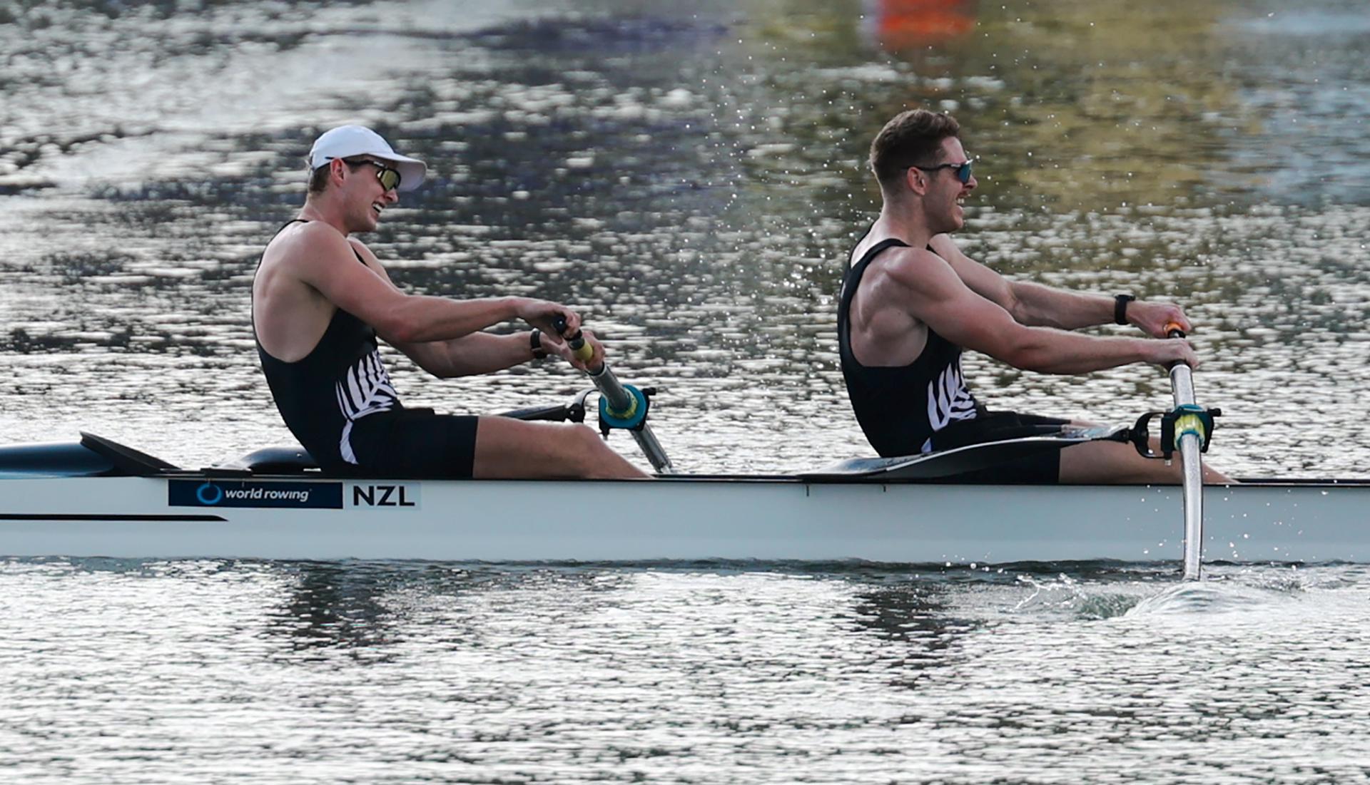 Los neozelandeses Oliver Welsh (i) y Benjamin Taylor (d), durante su competición en la prueba de dos sin timonel masculino en los Campeonatos del Mundo de Remo que se celebra en Shanghái, en la que conquistaron el oro y los españoles Jaime Canalejo y Javier García fueron cuartos. EFE/Alex Plavevski