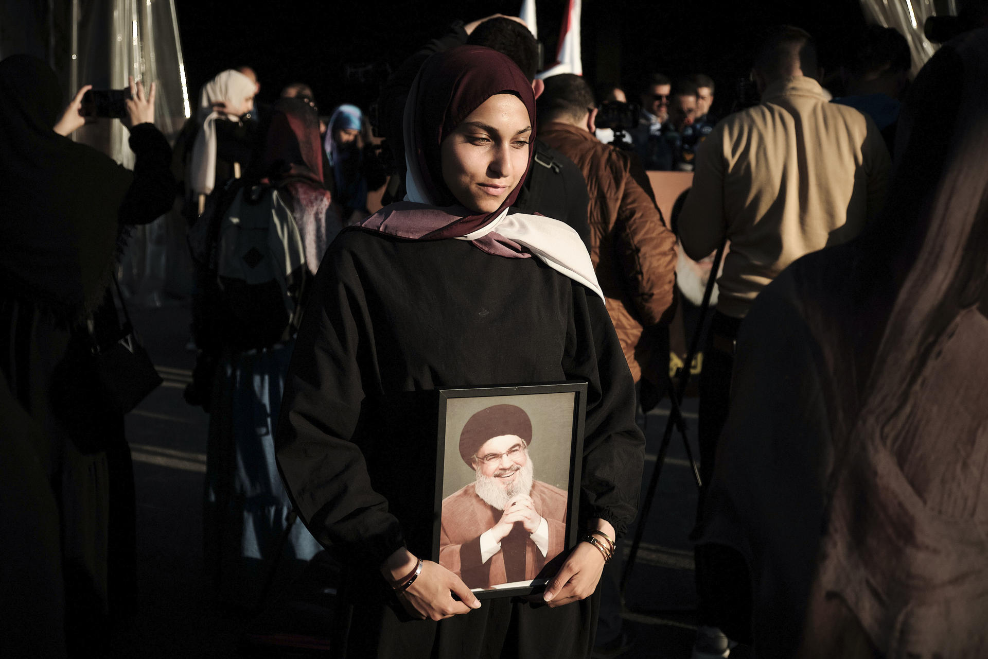 Fotografía tomada el 6 de mayo de 2025 que muestra a una mujer sostiene un retrato del fallecido líder de Hizbulá, Hasán Nasrala, a las afueras del mausoleo donde descansan sus restos. El grupo chií libanés Hizbulá organiza un espectáculo simbólico en las 'Rocas de Raouche' de Beirut para conmemorar el primer aniversario del asesinato de su líder histórico, Hasán Nasrala, y del clérigo Hashem Safi al Din, ambos muertos en ataques israelíes a las afueras de la capital. 
EFE/ Edgar Gutiérrez
