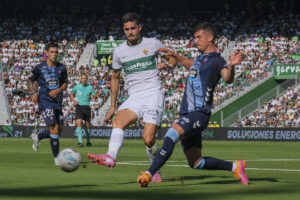 El defensa del Celta de Vigo Carlos Domínguez ante el delantero del Elche André Da Silva (i) durante el partido de la jornada 7 de LaLiga EA Sports, entre el Elche CF y el RC Celta de Vigo, en el estadio Martínez Valero. EFE / Pablo Miranzo