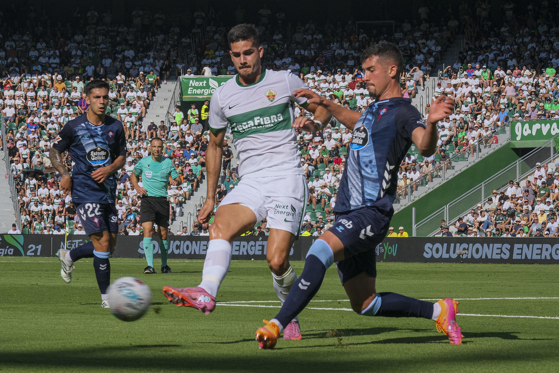 El defensa del Celta de Vigo Carlos Domínguez ante el delantero del Elche André Da Silva (i) durante el partido de la jornada 7 de LaLiga EA Sports, entre el Elche CF y el RC Celta de Vigo, en el estadio Martínez Valero. EFE / Pablo Miranzo