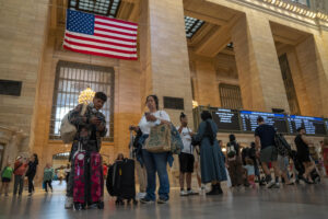 Imagen del pasado 7 de septiembre de varias personas con maletas en el Grand Central Terminal en Nueva York (Estados Unidos). EFE/ Angel Colmenares