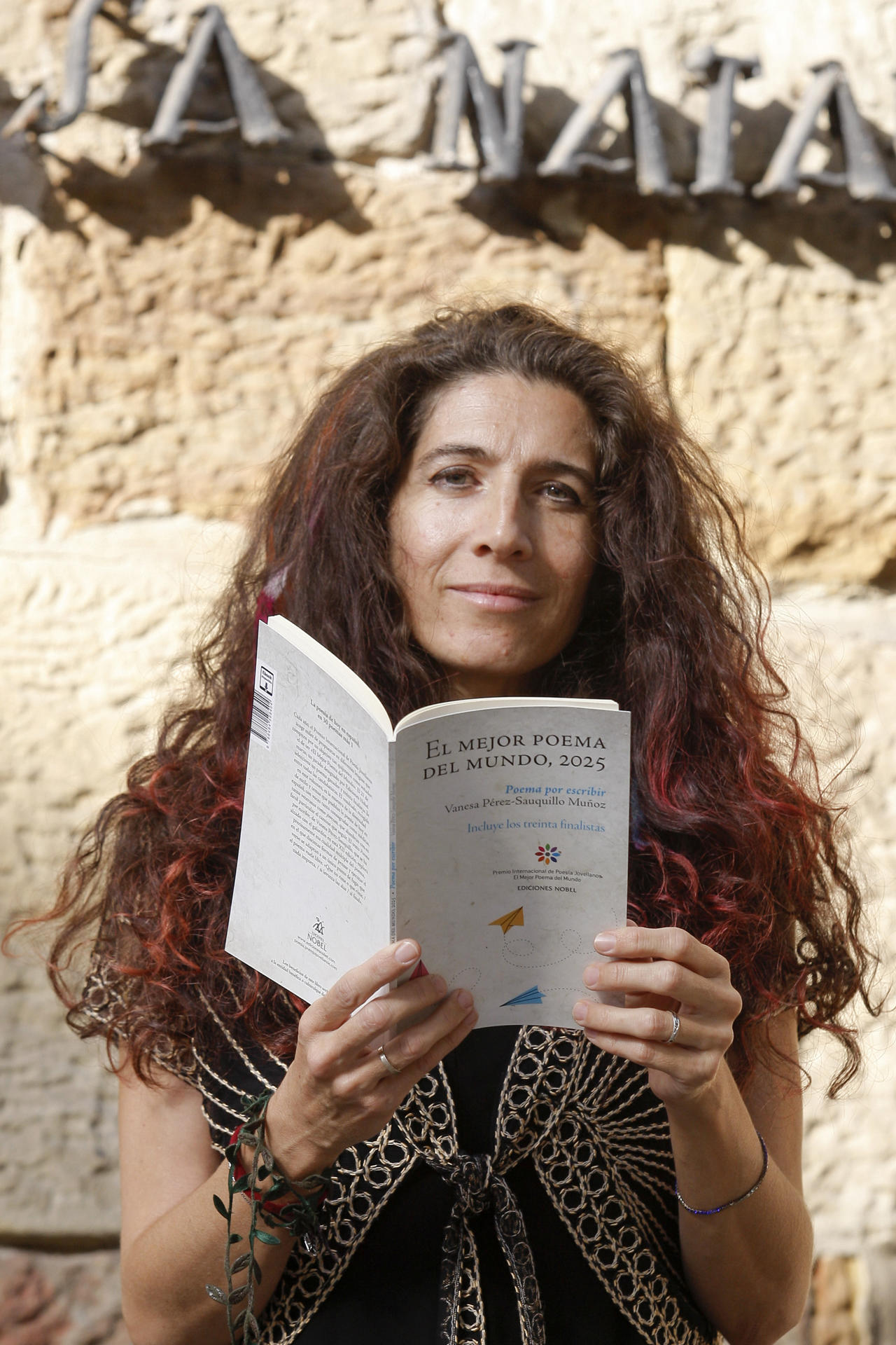 La escritora madrileña Vanesa Pérez-Sauquillo, posa con un ejemplar del libro 'El mejor poema del mundo' antes de recoger este jueves el Premio Internacional de Poesía Jovellanos, en Gijón. EFE/Juan González.