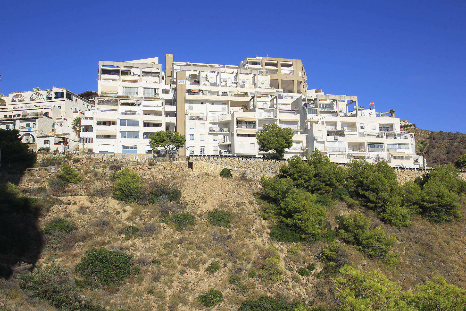 Vista exterior del apartamento del Rincón de Loix en el que una mujer británica de 64 años fue detenida por, presuntamente, matar a una amiga de 66 años estrangulándola con el cable de una aspiradora mientras pasaban unos días en Benidorm, una localidad costera del este de España. Fuentes de la investigación informaron a EFE este jueves de que el crimen ocurrió en la noche del miércoles en un apartamento del Rincón de Loix, un barrio muy frecuentado por los turistas británicos que visitan Benidorm. EFE/ Morell