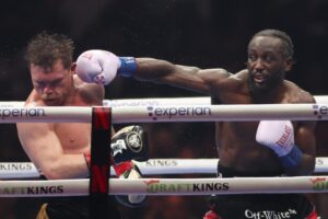 El mexicano Saúl "Canelo" Álvarez (i) y el estadounidense Terence Crawford (d) se enfrentan en el Allegiant Stadium en Las Vegas, EE. UU. EFE/ Octavio Guzman