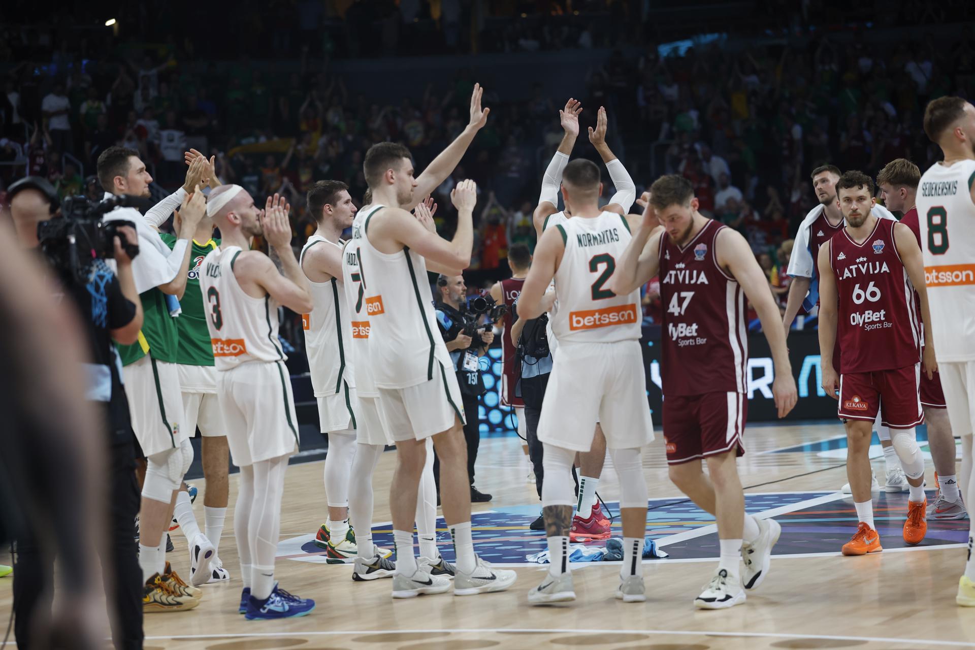 La selecciones de Turquía, Alemania y Lituania (en la imagen) cumplieron los pronósticos y alcanzaron los cuartos de final del Eurobasket en los que también se situó Finlandia, que proporcionó al torneo la sorpresa de la sesión al tumbar a Serbia, una de las principales favoritas al título. EFE/EPA/TOMS KALNINS