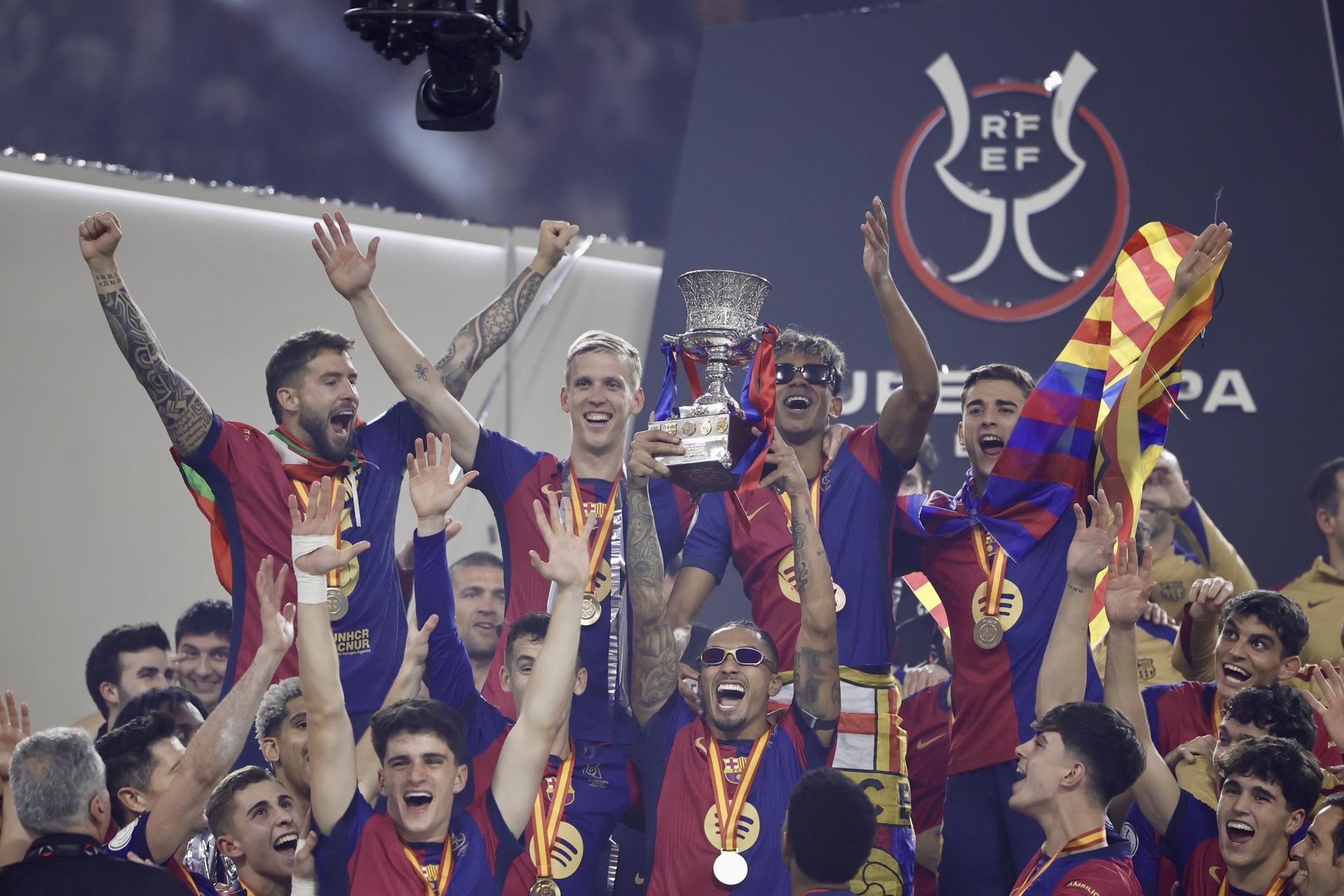 Los jugadores del FC Barcelona celebran la victoria en la final de la Supercopa de España en Yeda, Arabia Saudí, el 12 de enero de 2025. EFE/ Alberto Estévez