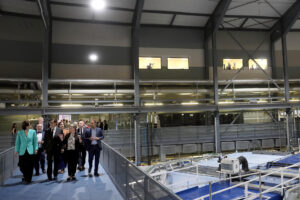 La ministra de Ciencia, Diana Morant (i), y el presidente de la Generalitat, Salvador Illa, acompañados por la director del Sincrotrón ALBA, Caterina Biscari (2d), visitan este martes las instalaciones antes de formalizar la firma del acuerdo para financiar la renovación del Sincrotrón ALBA, que permitirá la transformación del ALBA en una infraestructura de luz de sincrotrón de cuarta generación. EFE/Enric Fontcuberta