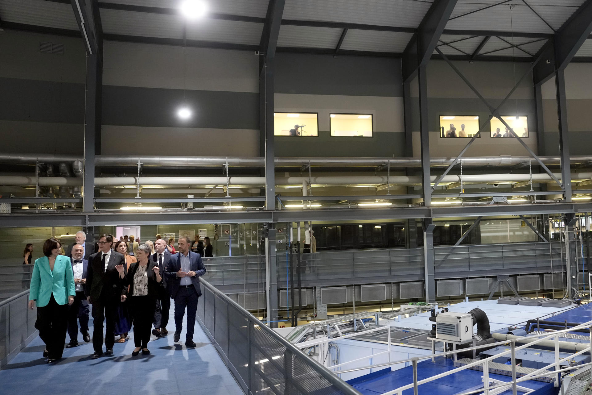 La ministra de Ciencia, Diana Morant (i), y el presidente de la Generalitat, Salvador Illa, acompañados por la director del Sincrotrón ALBA, Caterina Biscari (2d), visitan este martes las instalaciones antes de formalizar la firma del acuerdo para financiar la renovación del Sincrotrón ALBA, que permitirá la transformación del ALBA en una infraestructura de luz de sincrotrón de cuarta generación. EFE/Enric Fontcuberta
