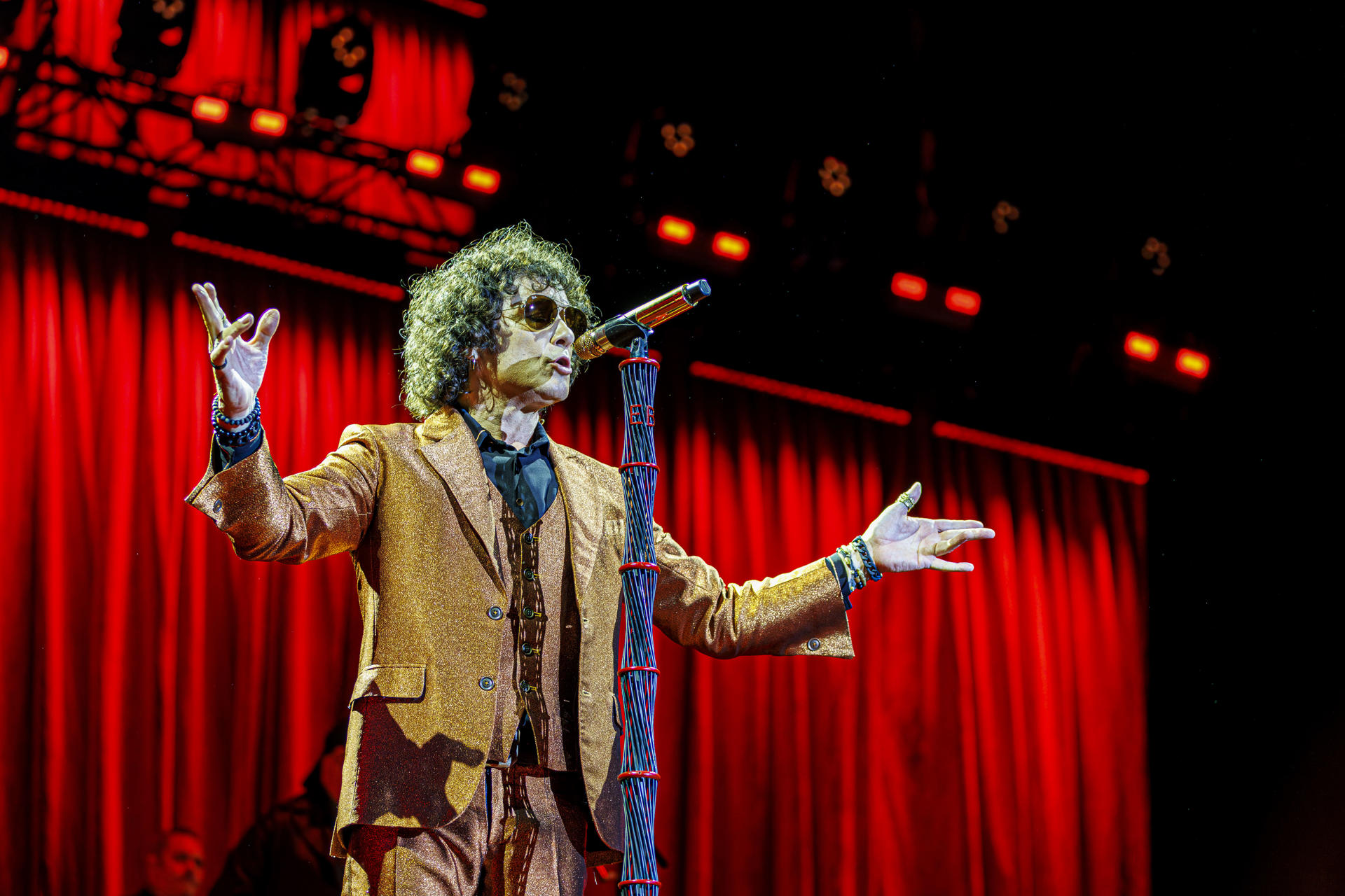 El cantante y compositor Enrique Bunbury durante su último concierto en España de su gira "Huracán Ambulante", hoy sábado en el Príncipe Felipe de Zaragoza. EFE/JAVIER BELVER