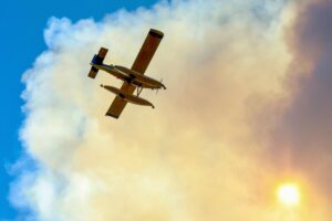 En la imagen de archivo, un avión contraiincendios combate un fuego en Penamacor, Portugal. EFE/EPA/MIGUEL PEREIRA DA SILVA