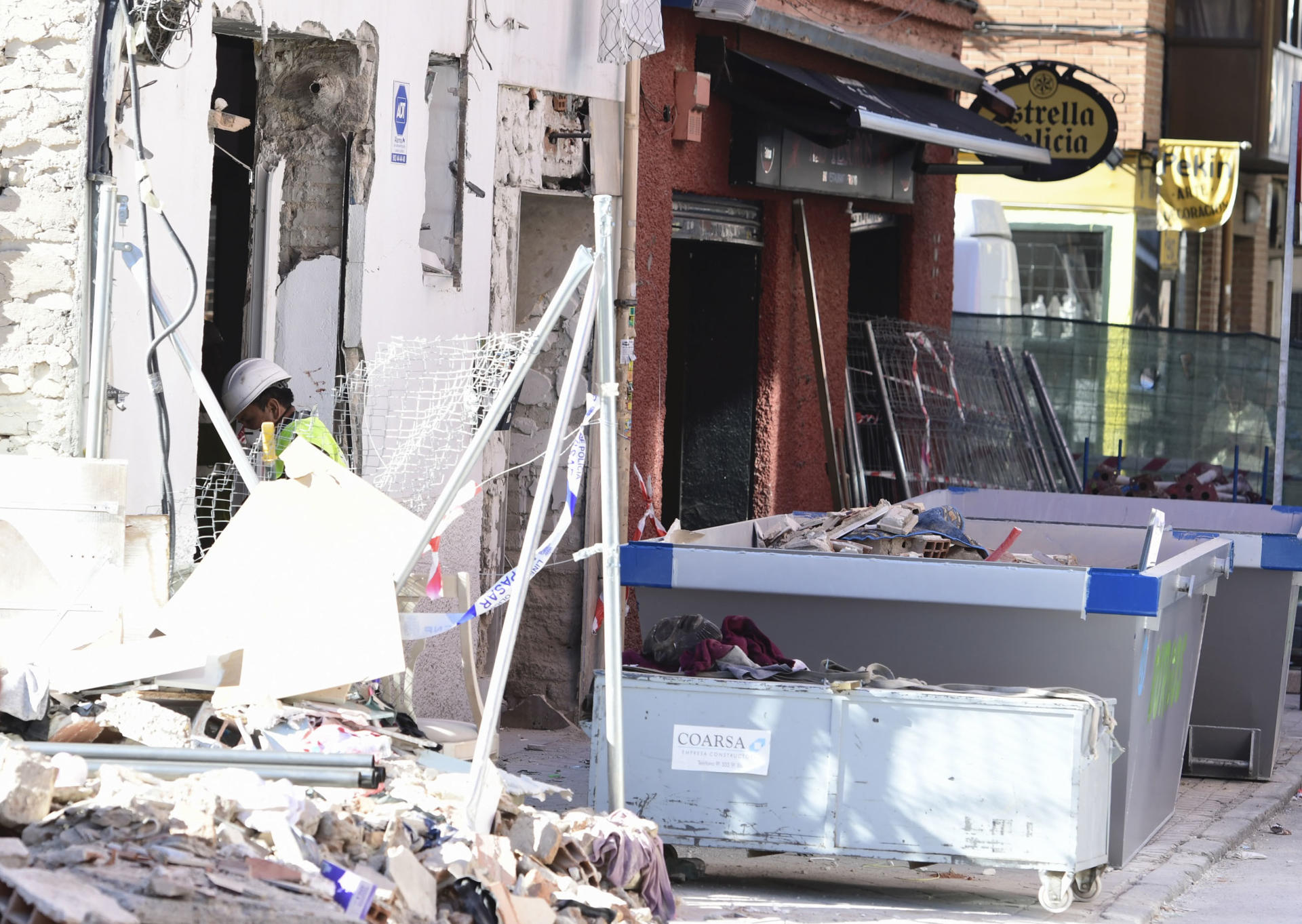 Un hombre ha sido localizado muerto esta madrugada en una nueva búsqueda de los Bomberos de Madrid y la Unidad Canina en el bar donde ayer una explosión de gas causó 25 heridos, varios de ellos de gravedad. Según ha informado Emergencias Madrid esta madrugada, una psicóloga de Samur PC está atendiendo a los familiares de este hombre que es ya la primera víctima de esta explosión registrada ayer en el bar 'Mis Tesoros' de Vallecas (Madrid), que fue causada por una "concentración de gases" aún sin identificar. En la imagen, un operario entra en el local siniestrado, a primera hora de este domingo. EFE/Víctor Lerena