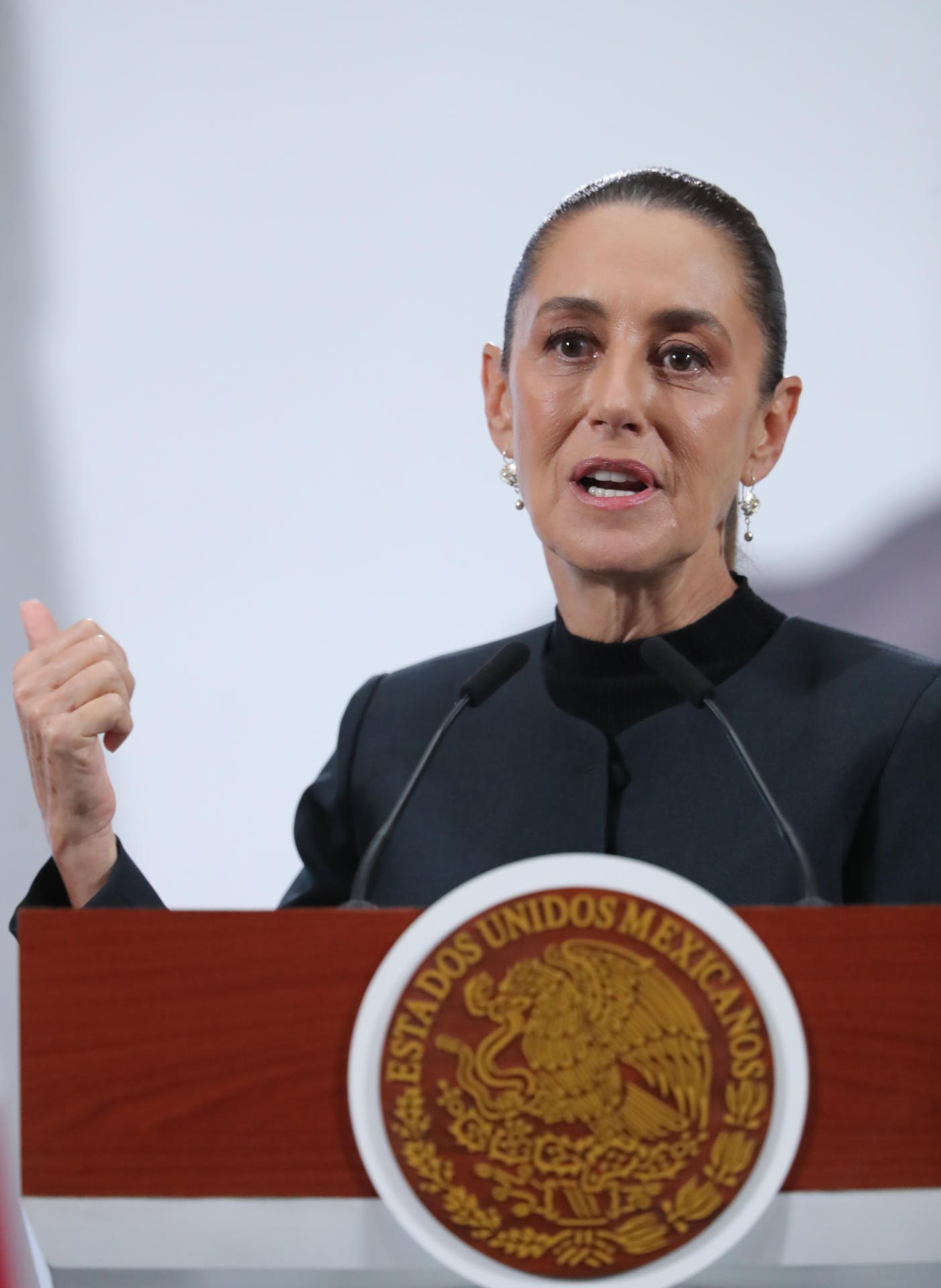 La presidenta de México, Claudia Sheinbaum, habla durante una rueda de prensa este viernes, en el Palacio Nacional de la Ciudad de México (México). EFE/ Mario Guzmán
