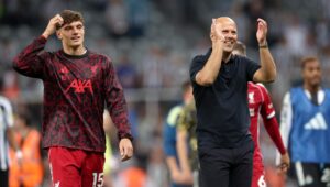 El entrenador del Liverpool, Arne Slot, (dch), y el central Giovanni Leoni trs el partido ante el Newcastle el pasado 25 de agosto. EPA/ADAM VAUGHAN EDITORIAL USE ONLY.