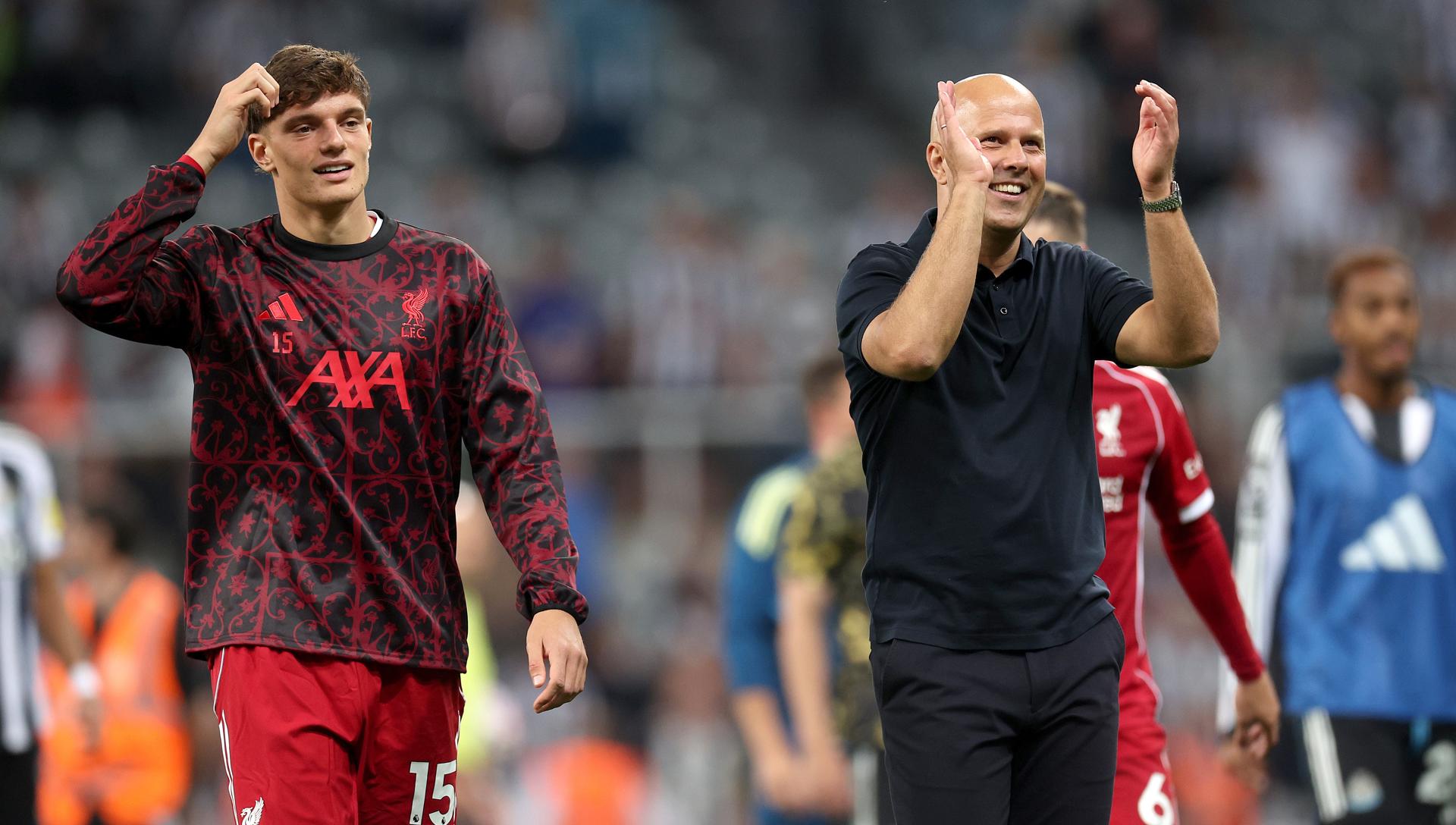El entrenador del Liverpool, Arne Slot, (dch), y el central Giovanni Leoni trs el partido ante el Newcastle el pasado 25 de agosto. EPA/ADAM VAUGHAN EDITORIAL USE ONLY.