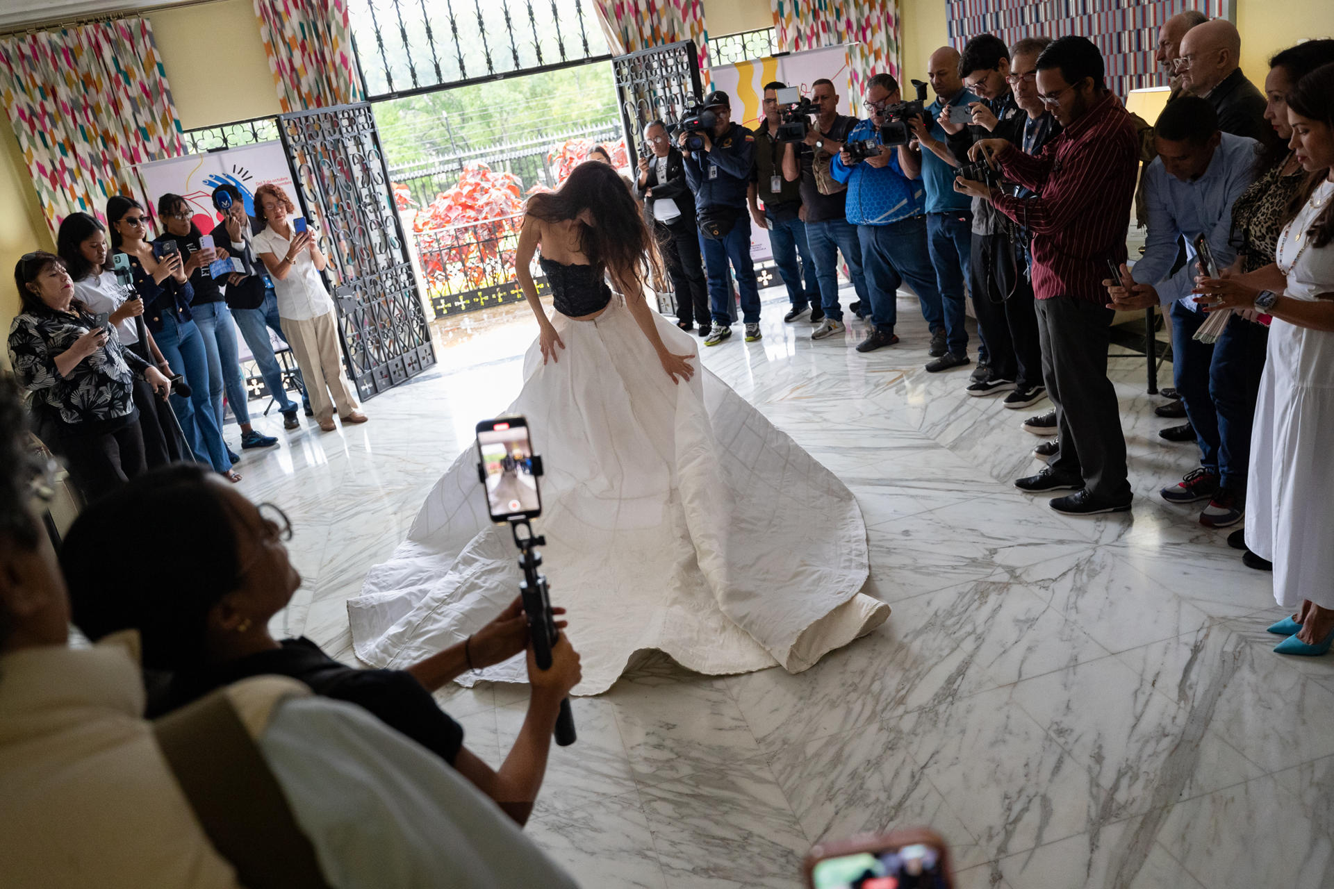 Un mujer realiza una dramatización durante la rueda de prensa de la quinta edición del Festival de Artes Escénicas Franco-venezolano este miércoles, en Caracas (Venezuela).EFE/ Ronald Peña R